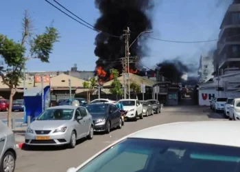Un incendio en el Carmel Market provoca una columna de humo en Tel Aviv