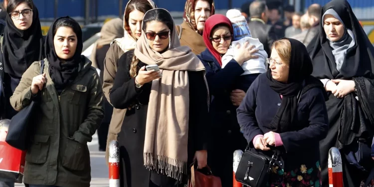 Irán usa tecnología de reconocimiento facial para vigilar uso del Hijab
