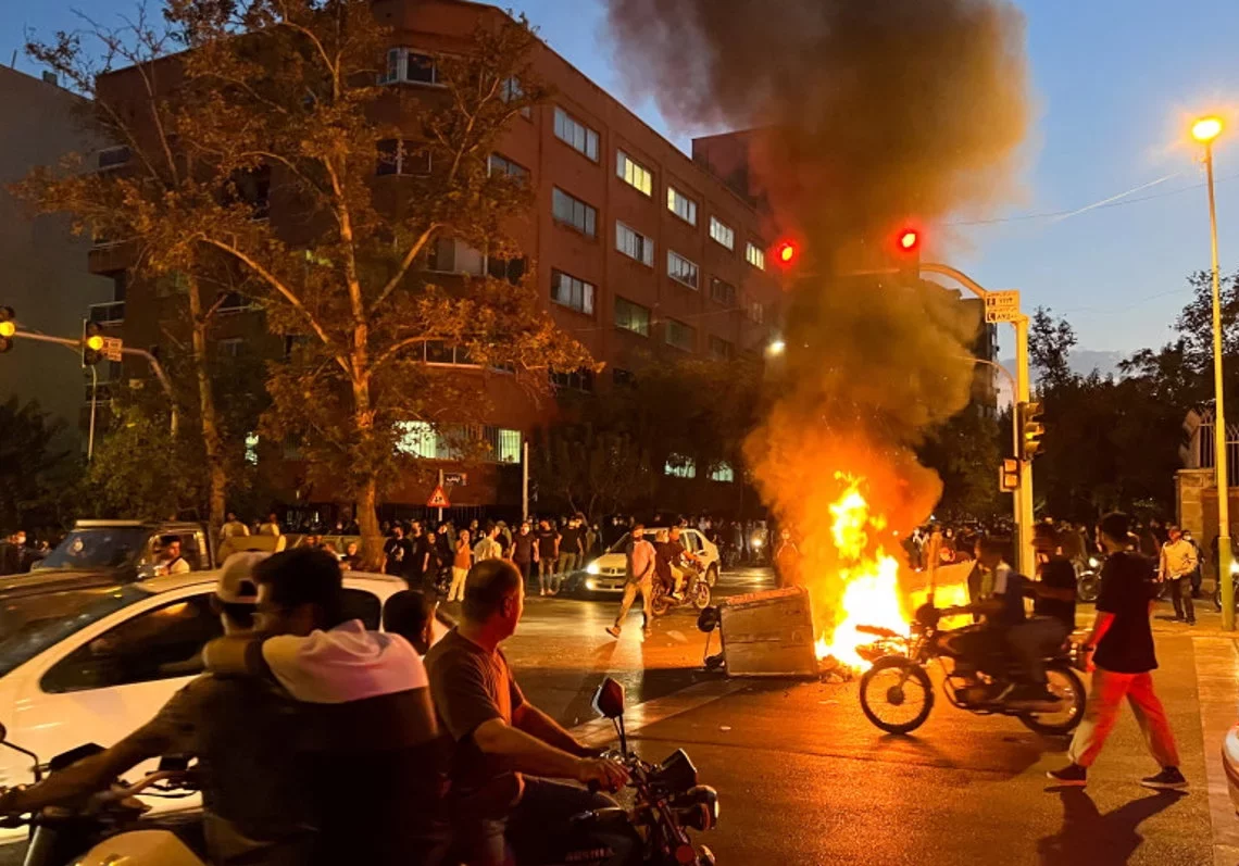 Protestas en Irán: Manifestantes incendian comisarías y apuñalan a un paramilitar
