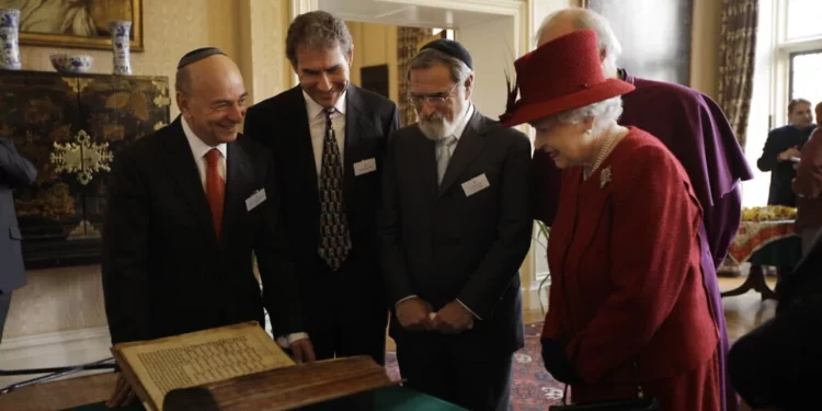 La larga y compleja relación de la Reina Isabel con la comunidad judía británica