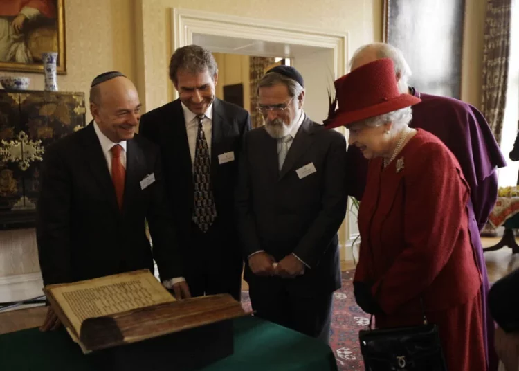 La larga y compleja relación de la Reina Isabel con la comunidad judía británica