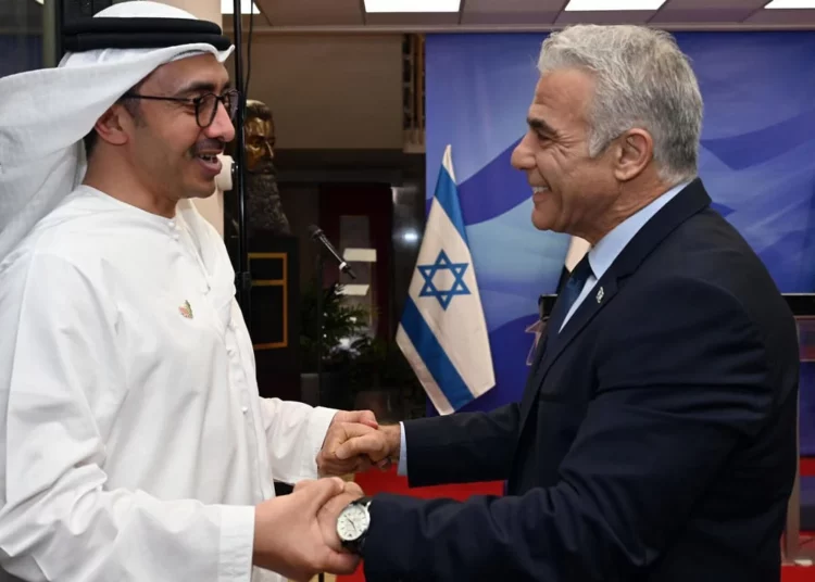 Lapid al ministro de Asuntos Exteriores emiratí: Estamos cambiando Oriente Medio