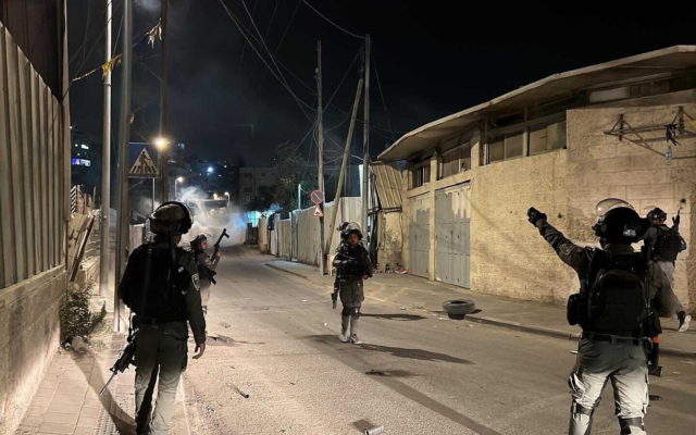 Islamistas palestinos atacan a las tropas israelíes en Jerusalén por tercera noche consecutiva