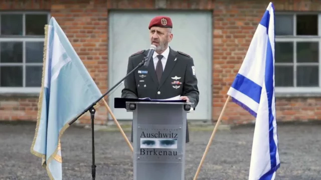 Jefe de las FDI en Auschwitz: La negación del Holocausto es la razón por la que no se puede confiar en Irán con las armas nucleares