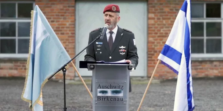 Jefe de las FDI en Auschwitz: La negación del Holocausto es la razón por la que no se puede confiar en Irán con las armas nucleares