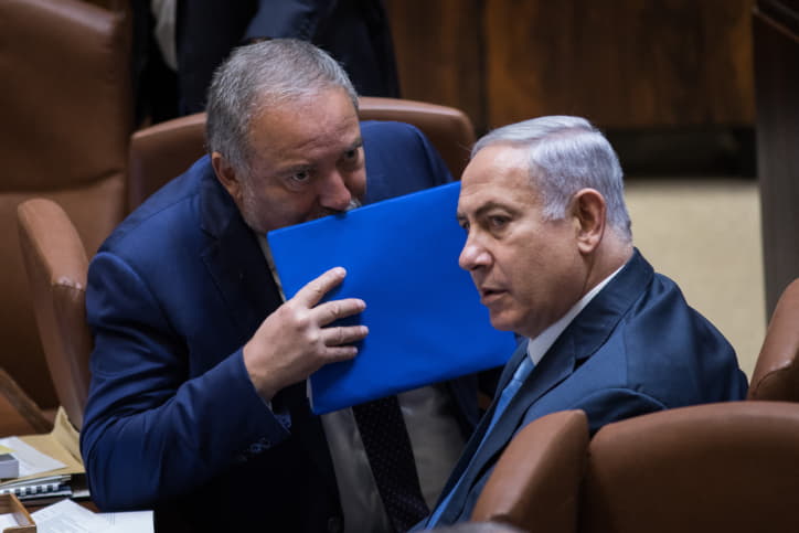 El entonces ministro de Defensa Avigdor Liberman y el entonces primer ministro Benjamin Netanyahu en la Knesset, el 23 de octubre de 2017. (Hadas Parush/Flash90)