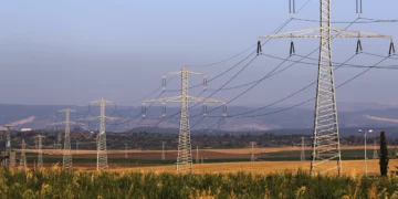 Israel pide a las empresas que busquen la forma de reducir la radiación de las líneas eléctricas