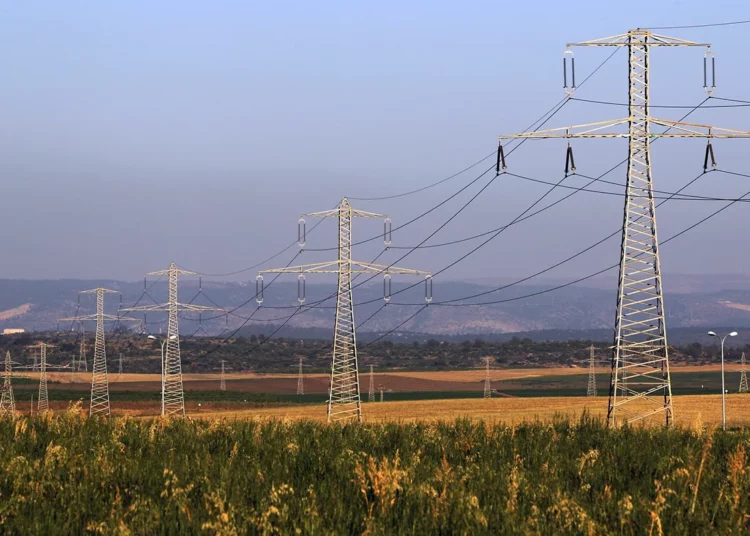 Israel pide a las empresas que busquen la forma de reducir la radiación de las líneas eléctricas