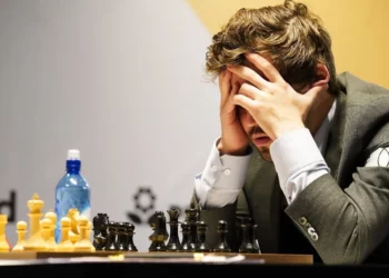 El campeón mundial de ajedrez Carlsen acusa a su rival Niemann de hacer trampa