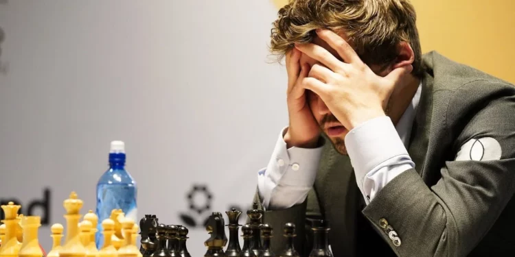 El campeón mundial de ajedrez Carlsen acusa a su rival Niemann de hacer trampa
