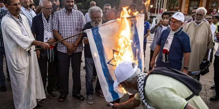 Manifestantes queman la bandera israelí en Marruecos en medio de la investigación sobre la mala conducta en la misión