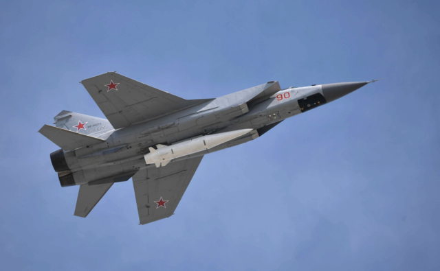El MiG-31 ruso que disparó misiles hipersónicos contra Ucrania realizó ejercicios en la estratosfera