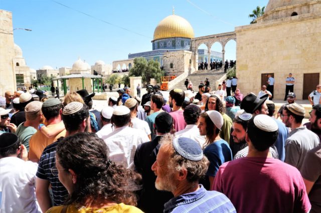 Activistas judíos y árabes reciben órdenes de alejamiento del Monte del Templo