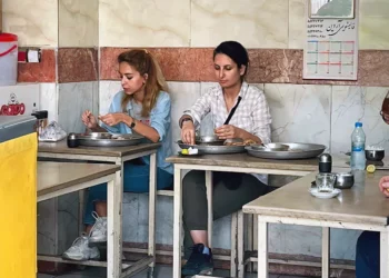 Irán detiene a una mujer que aparece en una foto viral desayunando en público sin hiyab