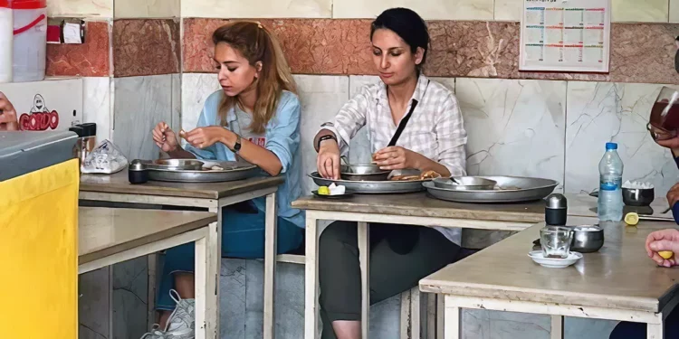 Irán detiene a una mujer que aparece en una foto viral desayunando en público sin hiyab