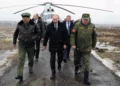 El modernizado ejército ruso se ha convertido en una herramienta clave de la política exterior del presidente Vladimir Putin (centro). Foto de archivo: AP