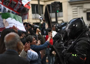 Cientos se manifiestan frente las embajadas de Irán en Londres y París