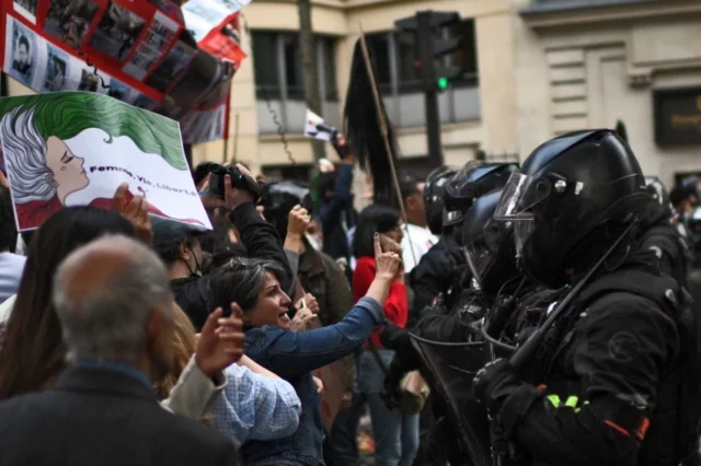 Cientos se manifiestan frente las embajadas de Irán en Londres y París