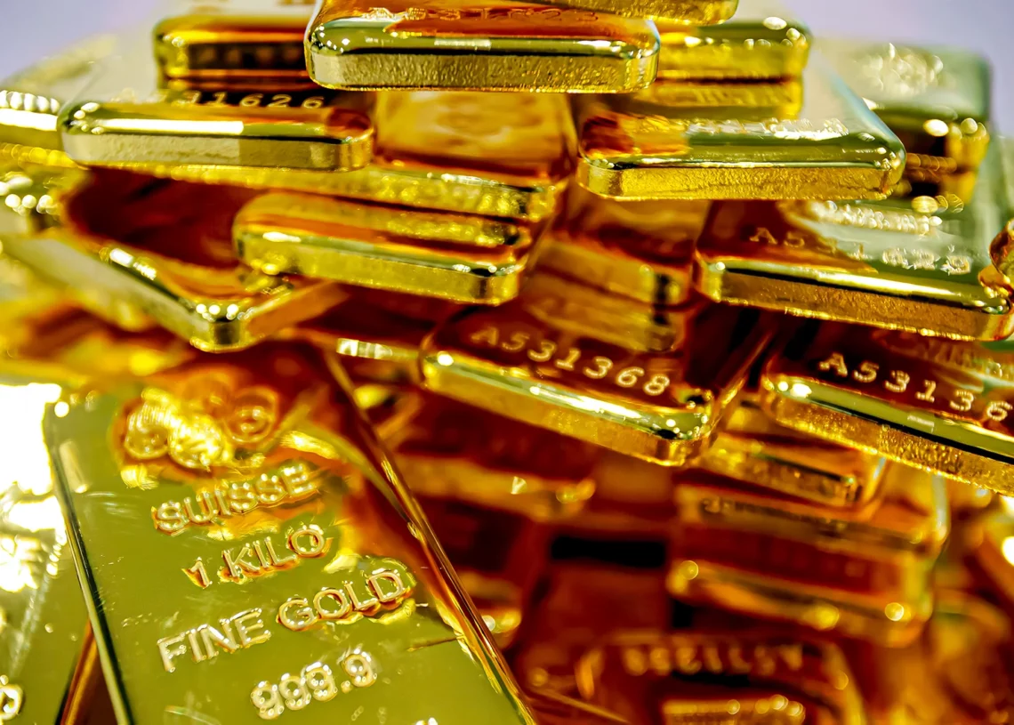 El precio del oro cae a su nivel más bajo en un año