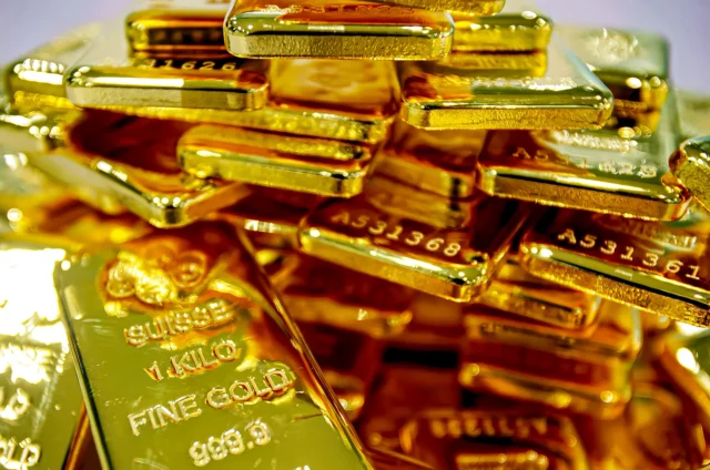 El precio del oro cae a su nivel más bajo en un año
