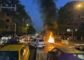 Los manifestantes iraníes cantan desde los edificios: ¡Muerte al dictador!