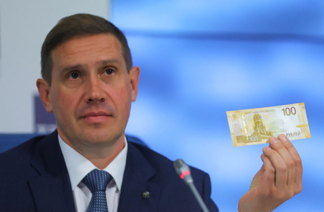 El rublo ruso se debilita mientras la Bolsa de Moscú relanza la sesión de divisas a primera hora
