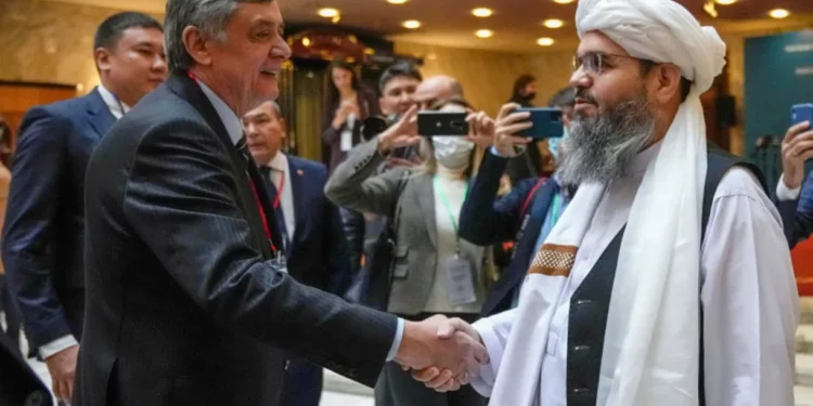 Talibanes firman acuerdo para adquirir productos petrolíferos, gas y trigo de Rusia