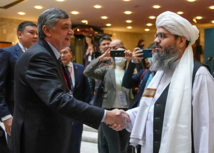 Talibanes firman acuerdo para adquirir productos petrolíferos, gas y trigo de Rusia