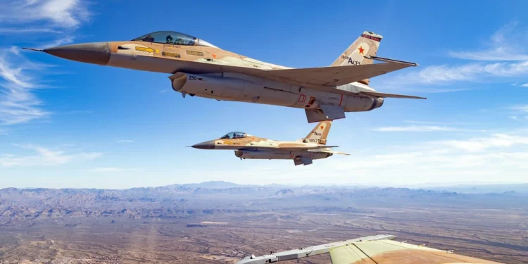 Top Aces entrenan a la USAF con los Advanced Aggressor F-16