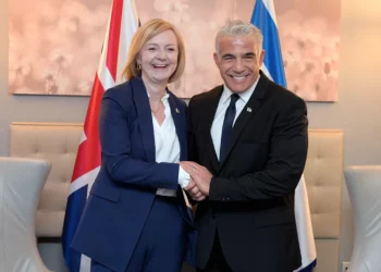 La primera ministra británica dice a Lapid que está revisando el traslado de la embajada del Reino Unido a Jerusalén