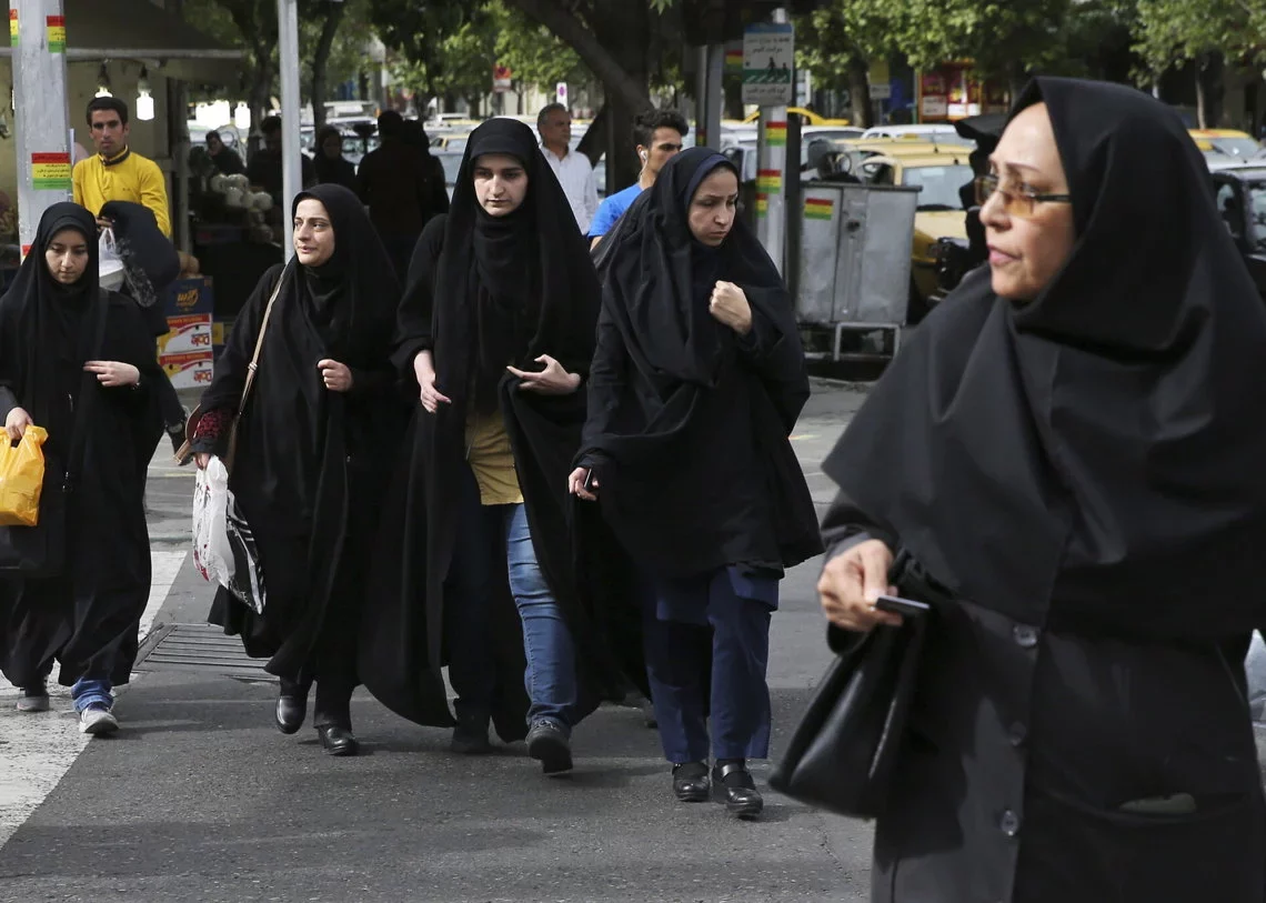Irán investigará la muerte de una mujer detenida por la “policía de la moral”