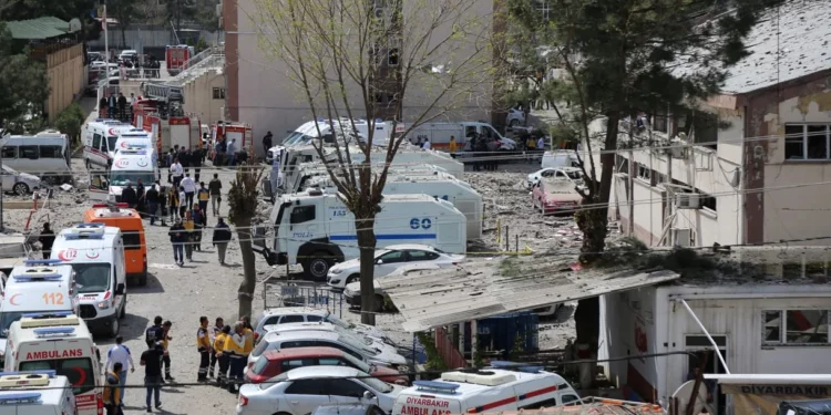 Una explosión cerca del edificio de la policía en Turquía mata a un agente
