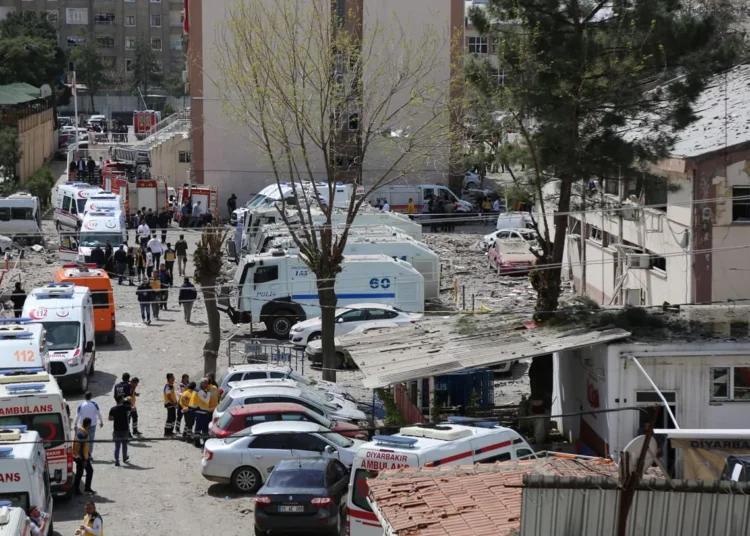Una explosión cerca del edificio de la policía en Turquía mata a un agente