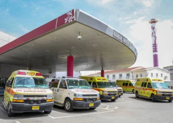 Ambulancias fuera del Hospital Rambam en Haifa, el 30 de marzo de 2020. (Yossi Aloni/Flash90)