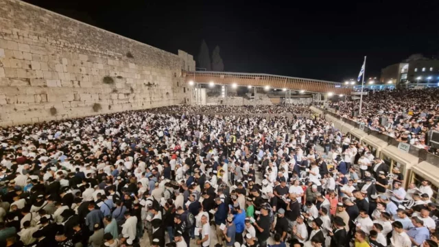 Más de 20.000 personas asisten a la primera selichot central en el Muro Occidental