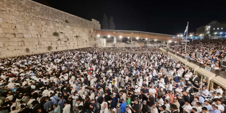 Más de 20.000 personas asisten a las primeras selichot centrales en el Muro Occidental