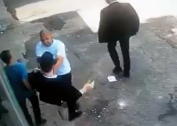 Un judío haredí es empujado al suelo en una calle de Tel Aviv
