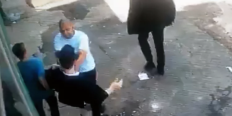 Un judío haredí es empujado al suelo en una calle de Tel Aviv