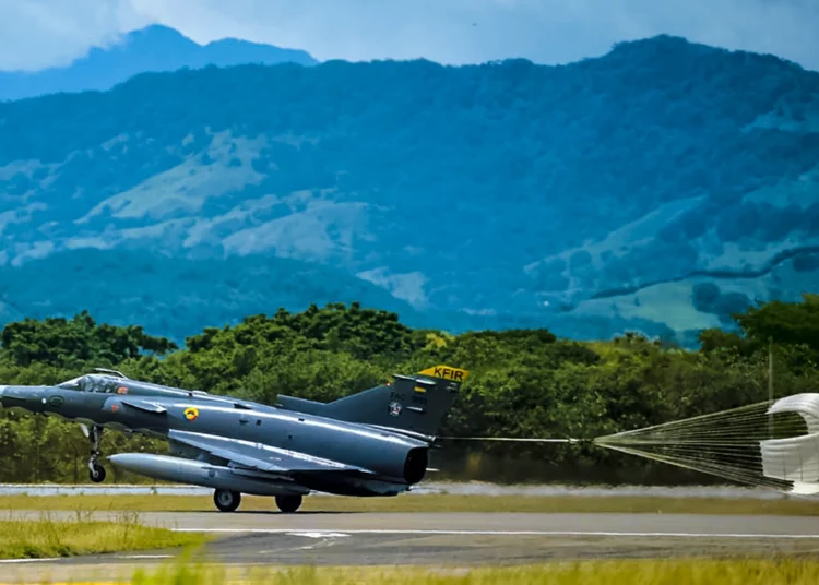 Colombia relanza plan para comprar aviones de combate