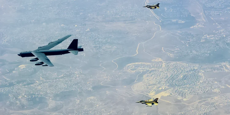 Aviones de IAF acompañan a bombarderos B-52 de EE.UU. sobre la región