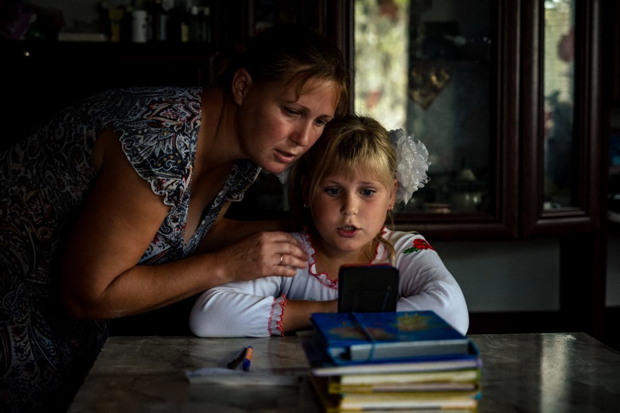 Los niños ucranianos vuelven a clases en medio del ruido de la guerra