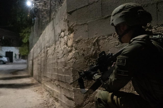 Fuerzas de seguridad israelíes detienen a ocho palestinos en redadas anti terroristas en Judea y Samaria