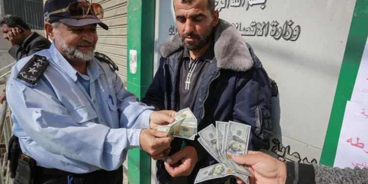 Hamás canalizó fondos para el terrorismo a través de gazatíes con permiso de entrada en Israel