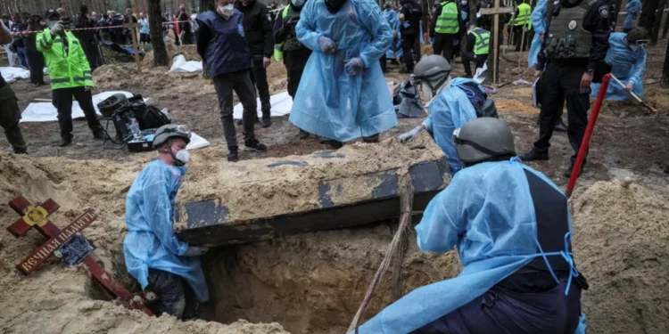 Ucrania halla dos nuevos sitios de entierro masivos en Izium