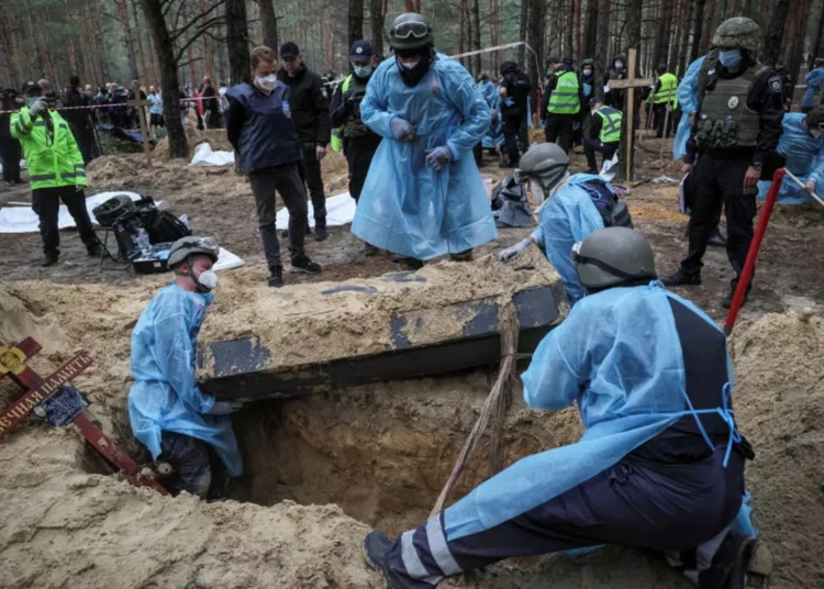 Ucrania halla dos nuevos sitios de entierro masivos en Izium