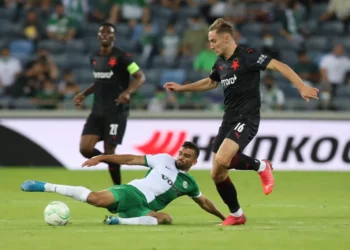 Un jugador árabe-israelí del Maccabi Haifa es detenido por la policía antes del partido