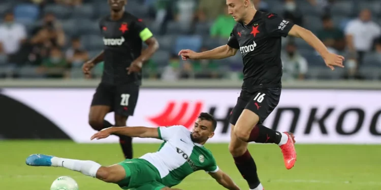 Un jugador árabe-israelí del Maccabi Haifa es detenido por la policía antes del partido