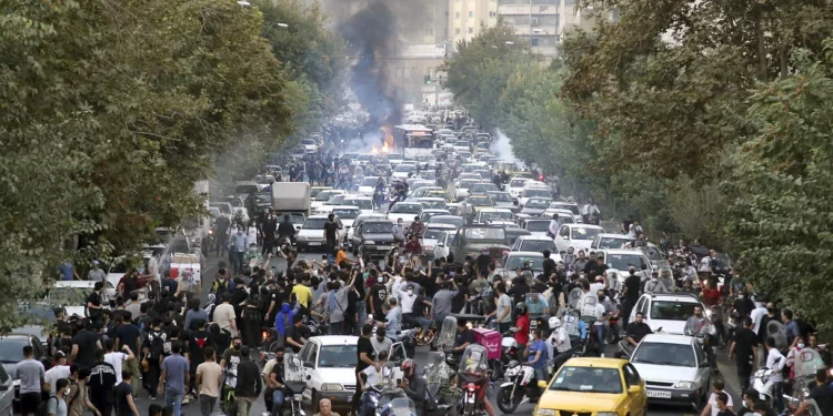 Irán ordenó a las fuerzas de seguridad “enfrentar duramente” a los manifestantes