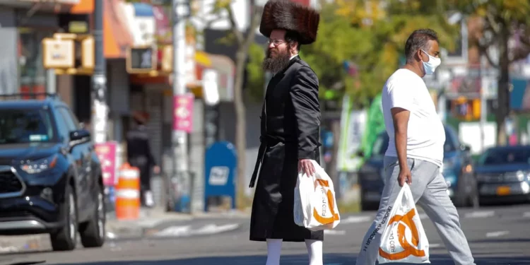 Una mujer en EE.UU. maldice y le quita el sombrero a un judío jasídico