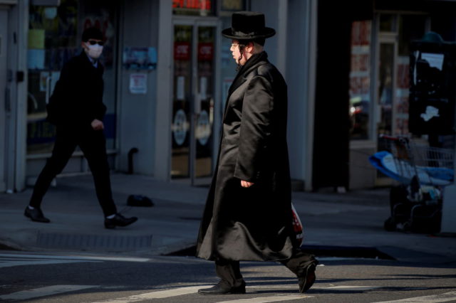 Una mujer en EE.UU. maldice y le quita el sombrero a un judío jasídico